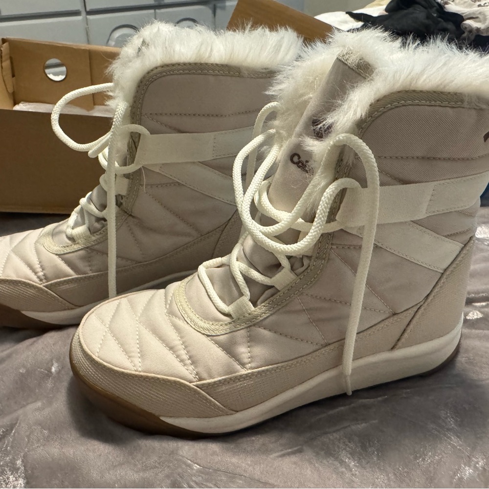 Columbia Women's Minx Shorty IV Boots in White and Tan- never worn